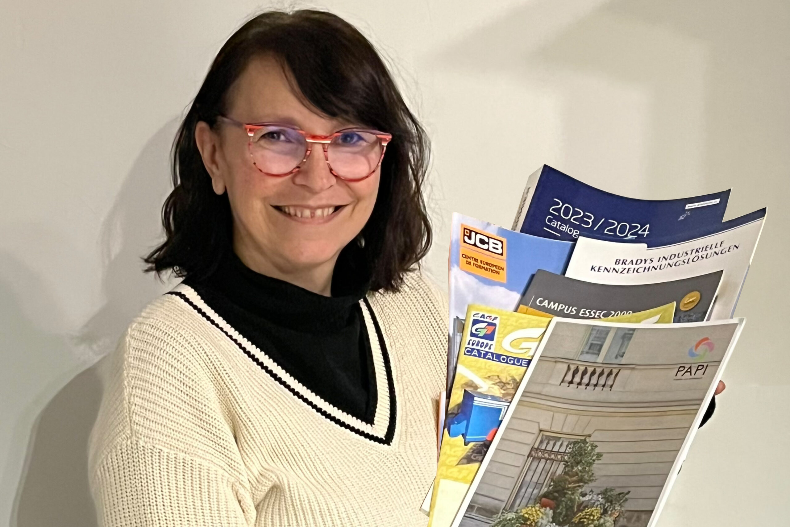 gestion de projet, BAT, catalogue multilingue, repiquage, photographie produit, retouche photo, schémas techniques, conseil impression, PDF, Calameo, feuilletage en ligne, transparence, communication visuelle, catalogue professionnel.