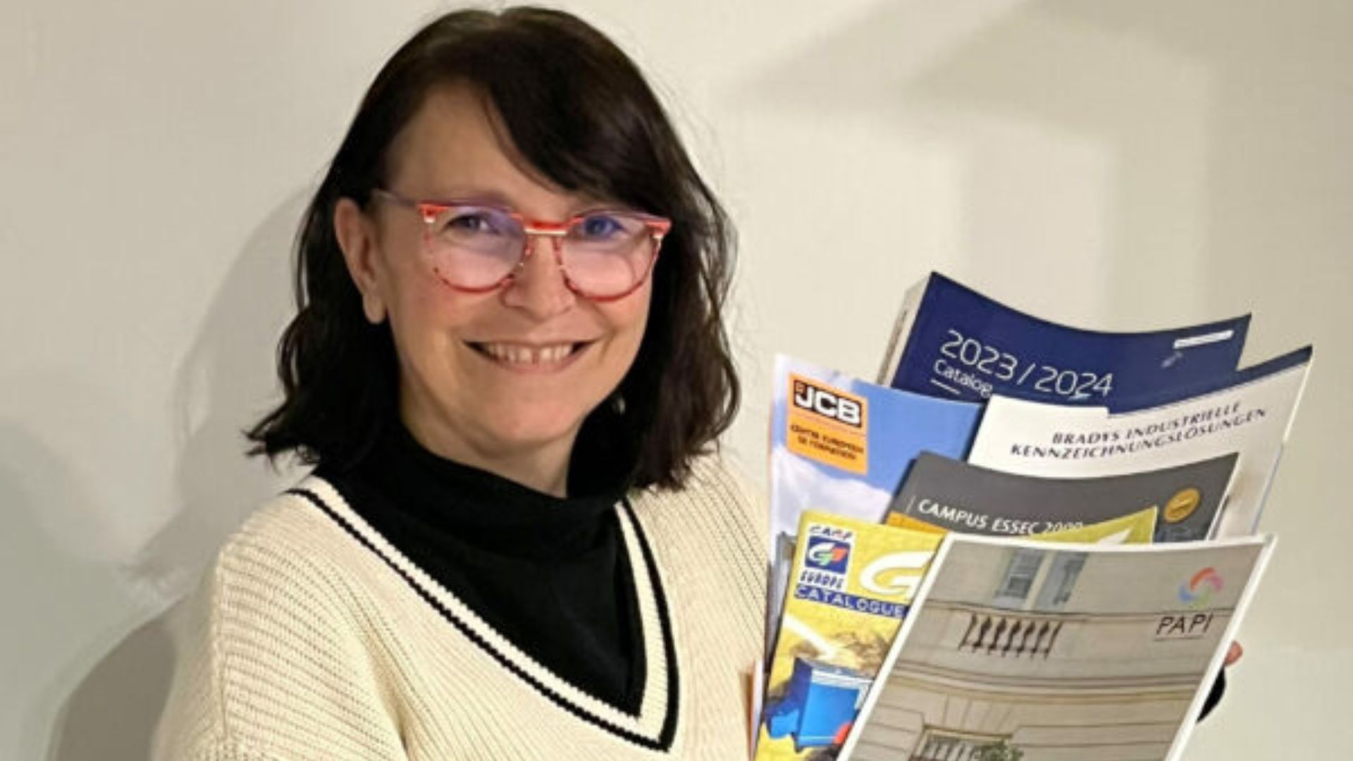 gestion de projet, BAT, catalogue multilingue, repiquage, photographie produit, retouche photo, schémas techniques, conseil impression, PDF, Calameo, feuilletage en ligne, transparence, communication visuelle, catalogue professionnel.