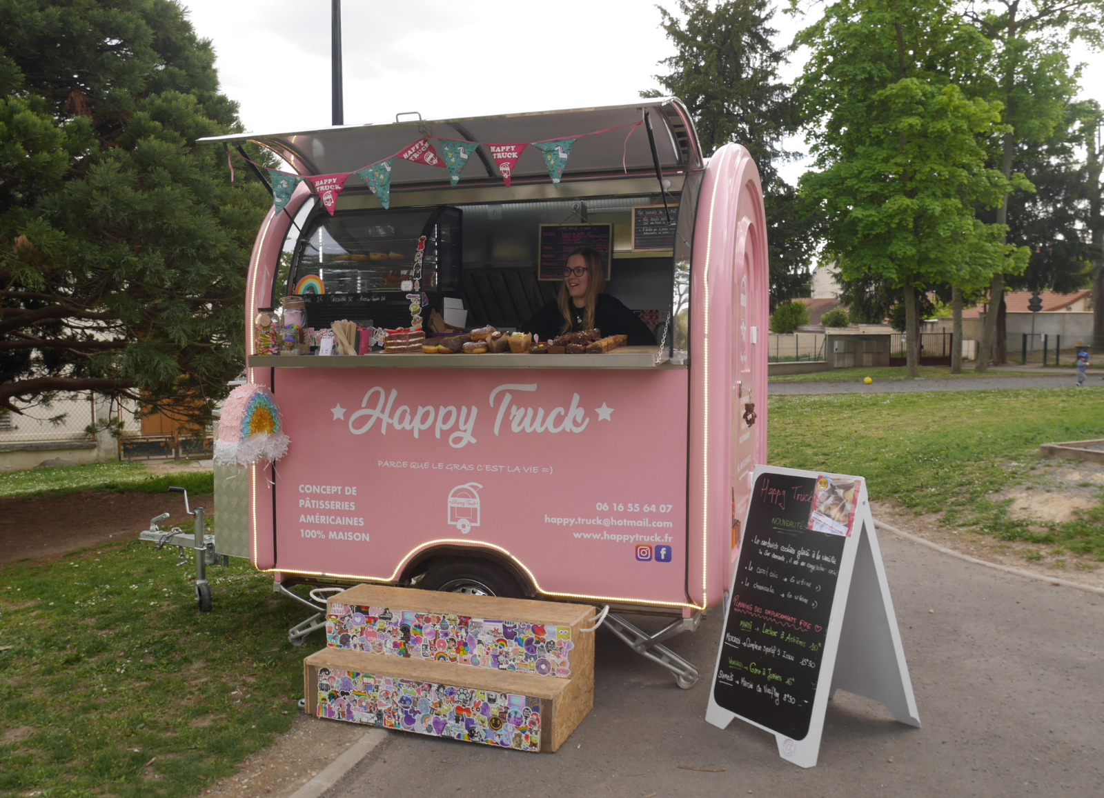 Création de signalétique et grand format : vitrophanie, enseignes, stands & marquage véhicule (Publiland)<br />
