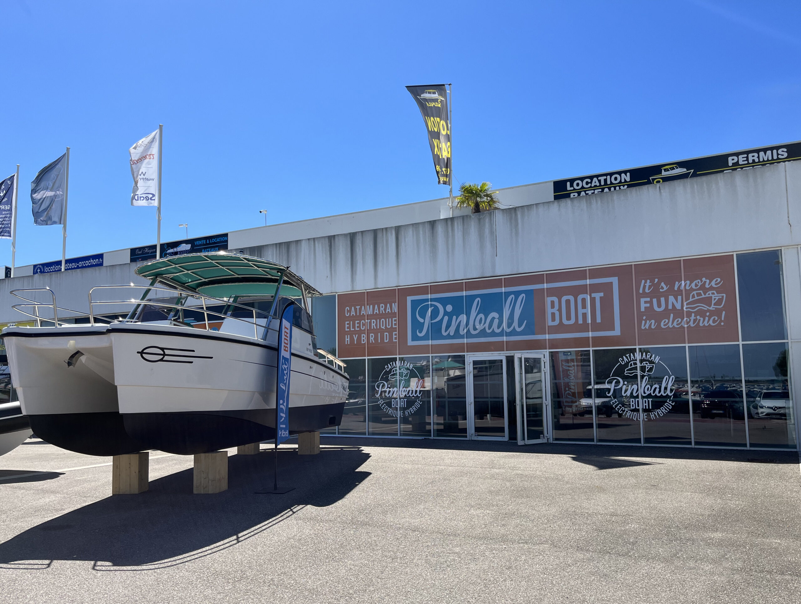 Création de signalétique et grand format : vitrophanie, enseignes, stands & marquage véhicule (Publiland)