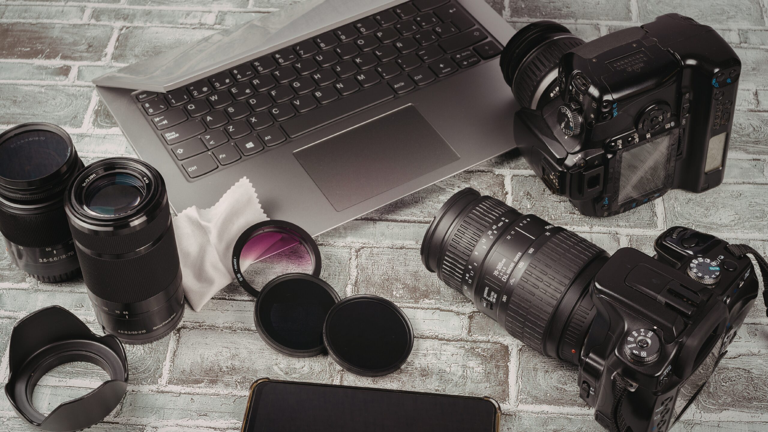 création graphique print signalétique panneaux immobiliers plaquette commerciale dépliant cartes de visite flyers calendrier grand format roll-up enseigne vitrophanie adhésif micro-perforé covering véhicule / covering voiture panneau de fin de chantier goodies personnalisés signature mail photographie