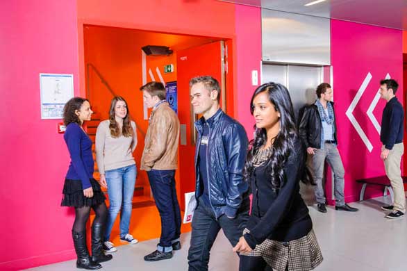 création graphique print signalétique panneaux immobiliers plaquette commerciale dépliant cartes de visite flyers calendrier grand format roll-up enseigne vitrophanie adhésif micro-perforé covering véhicule / covering voiture panneau de fin de chantier goodies personnalisés signature mail photographie