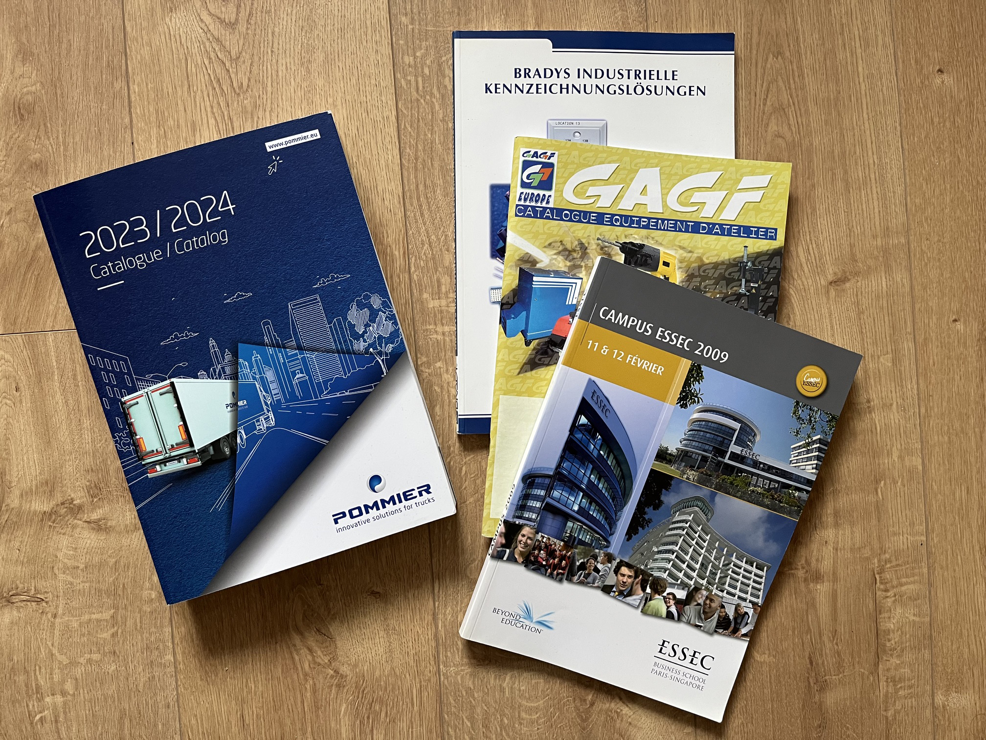 création graphique print signalétique panneaux immobiliers plaquette commerciale dépliant cartes de visite flyers calendrier grand format roll-up enseigne vitrophanie adhésif micro-perforé covering véhicule / covering voiture panneau de fin de chantier goodies personnalisés signature mail photographie