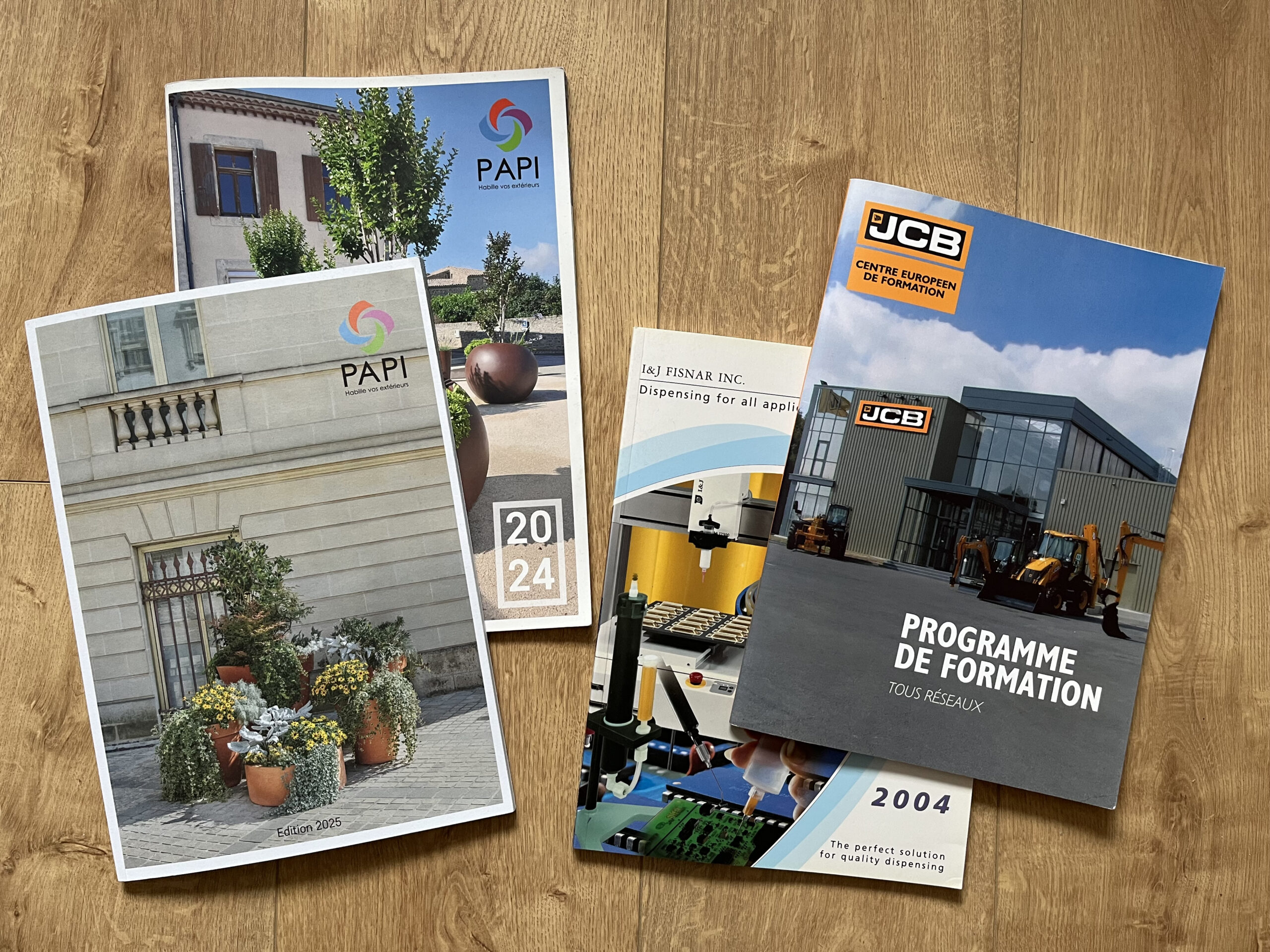 création graphique print signalétique panneaux immobiliers plaquette commerciale dépliant cartes de visite flyers calendrier grand format roll-up enseigne vitrophanie adhésif micro-perforé covering véhicule / covering voiture panneau de fin de chantier goodies personnalisés signature mail photographie